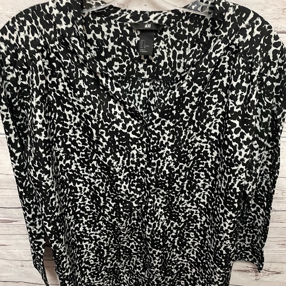 H&M Black and Gray Blouse - S/P - Picture 2 of 8